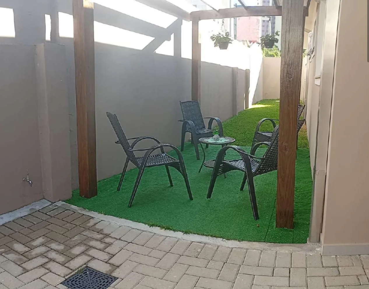 Área externa com pergolado
