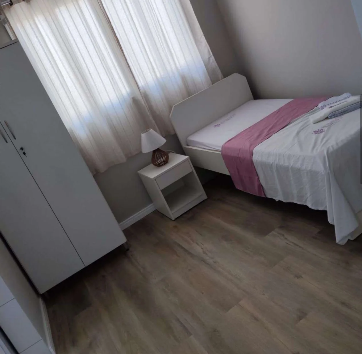 Quarto com armário